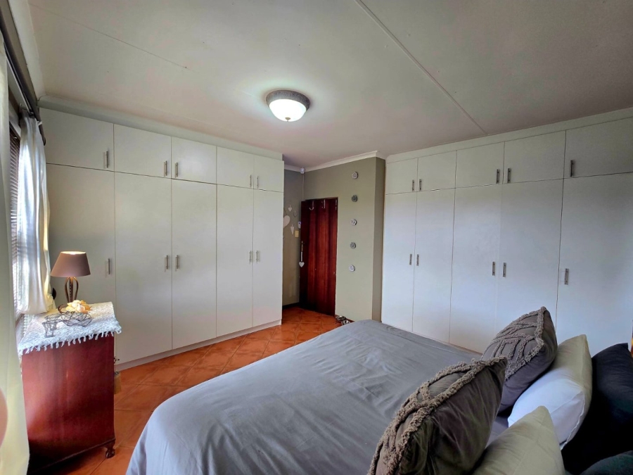 4 Bedroom Property for Sale in Paradise Beach Eastern Cape